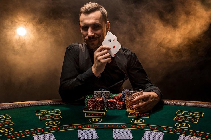 Dealer profesional di meja baccarat studio abah138 dengan kartu yang jelas terlihat